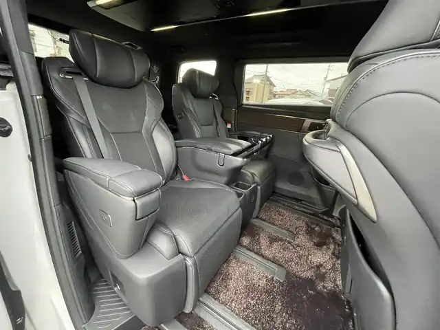 トヨタ アルファードハイブリット エグゼクティブ ラウンジ 愛知県 2023(令5)年 4.4万km プラチナホワイトパールマイカ モデリスタエアロ（F・S・R）/デジタルインナーミラー/ユニバーサルステップ/左右独立ムーンルーフ/純正ディスプレイオーディオナビ/（CD/DVD/FM/AM/BT/HDMI/AC100V）/フルセグTV（キャンセラー付き）/JBLサウンドシステム/リアエンターテイメントシステム/パノラミックビューモニター/ビルトイン2.0ETC/純正19インチAW/トヨタチームメイト/トヨタセーフティセンス/ブラインドスポットモニター/ヘッドアップディスプレイ/レーダークルーズコントロール/前後ドライブレコーダー/両側パワースライドドア/パワーバックドア/置くだけ充電/プロテクションフィルム/レインクリアリングブルーミラー/レザーシート/前席＋2列目パワーシート/前席＋2列目シートヒーター/エアシート/ハンドルヒーター/純正フロアマット/純正ドアバイザー/LEDヘッドライト/シーケンシャルウィンカー