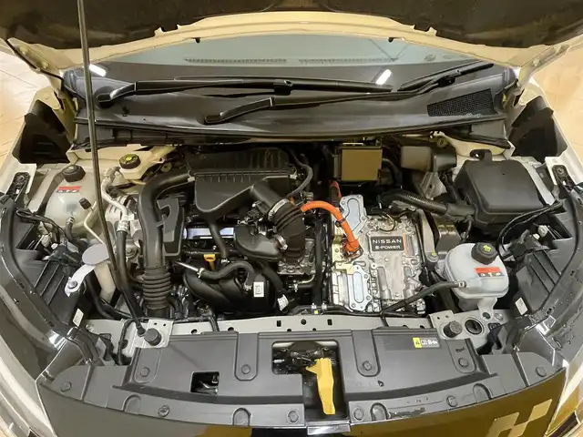 日産 オーラ ニスモ 群馬県 2022(令4)年 4.5万km ピュアホワイトパール / スーパーブラック 2トーン 安全性能/・プロパイロット/・エマージェンシーブレーキ/・ブラインドスポットモニター/・車線逸脱防止支援/・後退時車両検知/・駐車支援/純正9インチナビ/　　BT/フルセグ/    USB/HDMI/FM/AM/    AppleCarPlay/AndroidAuto/アラウンドビューモニター/デジタルインナーミラー/寒冷地仕様/前席シートヒーター/オートLEDヘッドライト/フォグランプ/リヤフォグランプ/置くだけ充電/電動パーキングブレーキ/オートブレーキホールド/スマートキー2本/純正17AW/純正フロアマット/前後ドライブレコーダー/ビルドインETC2.0