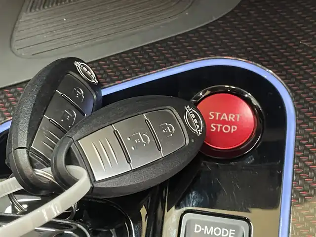 日産 オーラ ニスモ 群馬県 2022(令4)年 4.5万km ピュアホワイトパール / スーパーブラック 2トーン 安全性能/・プロパイロット/・エマージェンシーブレーキ/・ブラインドスポットモニター/・車線逸脱防止支援/・後退時車両検知/・駐車支援/純正9インチナビ/　　BT/フルセグ/    USB/HDMI/FM/AM/    AppleCarPlay/AndroidAuto/アラウンドビューモニター/デジタルインナーミラー/寒冷地仕様/前席シートヒーター/オートLEDヘッドライト/フォグランプ/リヤフォグランプ/置くだけ充電/電動パーキングブレーキ/オートブレーキホールド/スマートキー2本/純正17AW/純正フロアマット/前後ドライブレコーダー/ビルドインETC2.0