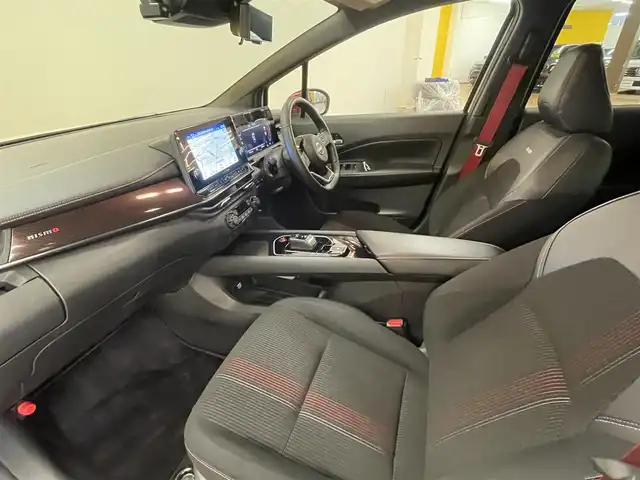 日産 オーラ ニスモ 群馬県 2022(令4)年 4.5万km ピュアホワイトパール / スーパーブラック 2トーン 安全性能/・プロパイロット/・エマージェンシーブレーキ/・ブラインドスポットモニター/・車線逸脱防止支援/・後退時車両検知/・駐車支援/純正9インチナビ/　　BT/フルセグ/    USB/HDMI/FM/AM/    AppleCarPlay/AndroidAuto/アラウンドビューモニター/デジタルインナーミラー/寒冷地仕様/前席シートヒーター/オートLEDヘッドライト/フォグランプ/リヤフォグランプ/置くだけ充電/電動パーキングブレーキ/オートブレーキホールド/スマートキー2本/純正17AW/純正フロアマット/前後ドライブレコーダー/ビルドインETC2.0