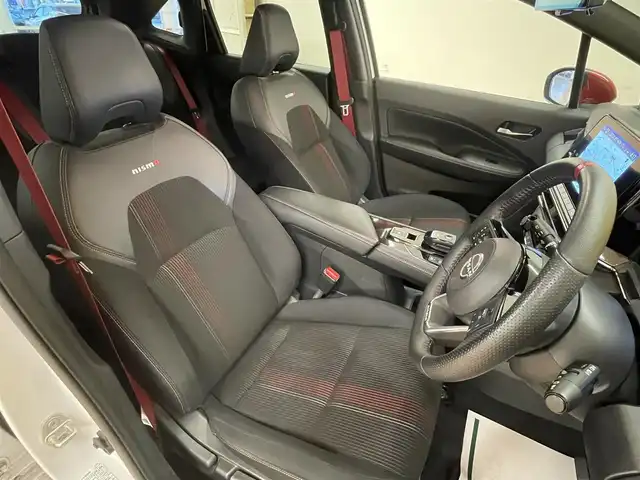 日産 オーラ ニスモ 群馬県 2022(令4)年 4.5万km ピュアホワイトパール / スーパーブラック 2トーン 安全性能/・プロパイロット/・エマージェンシーブレーキ/・ブラインドスポットモニター/・車線逸脱防止支援/・後退時車両検知/・駐車支援/純正9インチナビ/　　BT/フルセグ/    USB/HDMI/FM/AM/    AppleCarPlay/AndroidAuto/アラウンドビューモニター/デジタルインナーミラー/寒冷地仕様/前席シートヒーター/オートLEDヘッドライト/フォグランプ/リヤフォグランプ/置くだけ充電/電動パーキングブレーキ/オートブレーキホールド/スマートキー2本/純正17AW/純正フロアマット/前後ドライブレコーダー/ビルドインETC2.0