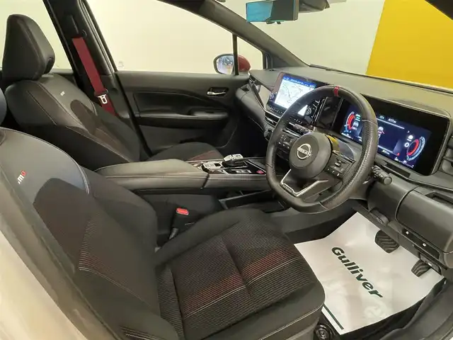 日産 オーラ ニスモ 群馬県 2022(令4)年 4.5万km ピュアホワイトパール / スーパーブラック 2トーン 安全性能/・プロパイロット/・エマージェンシーブレーキ/・ブラインドスポットモニター/・車線逸脱防止支援/・後退時車両検知/・駐車支援/純正9インチナビ/　　BT/フルセグ/    USB/HDMI/FM/AM/    AppleCarPlay/AndroidAuto/アラウンドビューモニター/デジタルインナーミラー/寒冷地仕様/前席シートヒーター/オートLEDヘッドライト/フォグランプ/リヤフォグランプ/置くだけ充電/電動パーキングブレーキ/オートブレーキホールド/スマートキー2本/純正17AW/純正フロアマット/前後ドライブレコーダー/ビルドインETC2.0