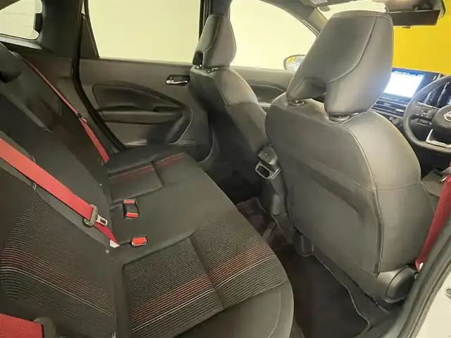 日産 オーラ ニスモ 群馬県 2022(令4)年 4.5万km ピュアホワイトパール / スーパーブラック 2トーン 安全性能/・プロパイロット/・エマージェンシーブレーキ/・ブラインドスポットモニター/・車線逸脱防止支援/・後退時車両検知/・駐車支援/純正9インチナビ/　　BT/フルセグ/    USB/HDMI/FM/AM/    AppleCarPlay/AndroidAuto/アラウンドビューモニター/デジタルインナーミラー/寒冷地仕様/前席シートヒーター/オートLEDヘッドライト/フォグランプ/リヤフォグランプ/置くだけ充電/電動パーキングブレーキ/オートブレーキホールド/スマートキー2本/純正17AW/純正フロアマット/前後ドライブレコーダー/ビルドインETC2.0