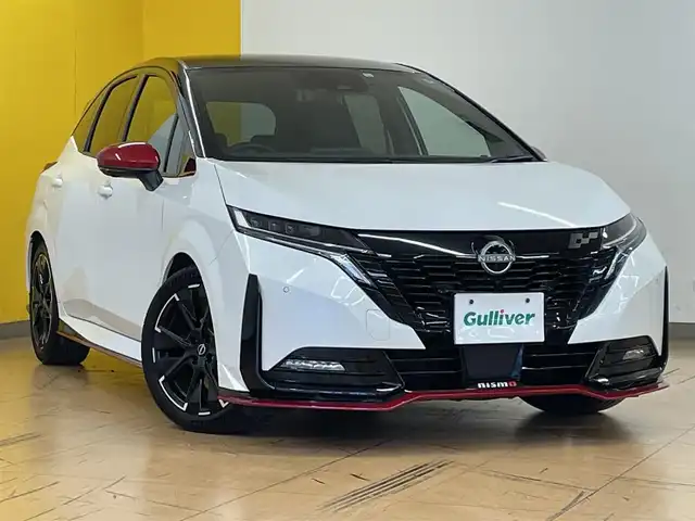 日産 オーラ ニスモ 群馬県 2022(令4)年 4.5万km ピュアホワイトパール / スーパーブラック 2トーン 安全性能/・プロパイロット/・エマージェンシーブレーキ/・ブラインドスポットモニター/・車線逸脱防止支援/・後退時車両検知/・駐車支援/純正9インチナビ/　　BT/フルセグ/    USB/HDMI/FM/AM/    AppleCarPlay/AndroidAuto/アラウンドビューモニター/デジタルインナーミラー/寒冷地仕様/前席シートヒーター/オートLEDヘッドライト/フォグランプ/リヤフォグランプ/置くだけ充電/電動パーキングブレーキ/オートブレーキホールド/スマートキー2本/純正17AW/純正フロアマット/前後ドライブレコーダー/ビルドインETC2.0