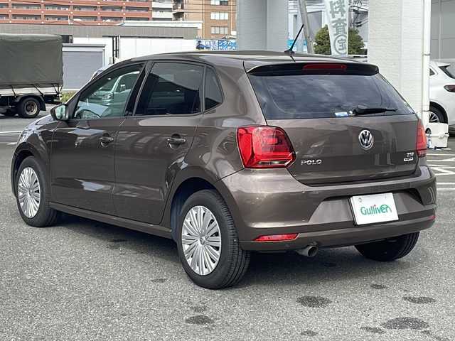 フォルクスワーゲン ポロ TSIコンフォートL アップグレードPKG 福岡県 2015(平27)年 3.3万km グラシオーサブラウンメタリック ワンオーナー　/コンポジションメディア　/Ｂｌｕｅｔｏｏｔｈ　/ＵＳＢポート　/ＳＤカードスロット/ＡＵＸポート　/ＣＤ/ＡＭ　ＦＭ　/スペアキー１本/純正フロアマット　/ＭＴモード付ＡＴ車　/カーテンエアバッグ　/アイドリングストップ/全席オートパワーウィンドウ/パワーステアリング/リモコンキー/保証書/取扱説明書