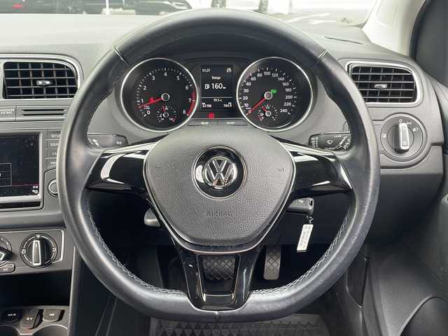 フォルクスワーゲン ポロ TSIコンフォートL アップグレードPKG 福岡県 2015(平27)年 3.3万km グラシオーサブラウンメタリック ワンオーナー　/コンポジションメディア　/Ｂｌｕｅｔｏｏｔｈ　/ＵＳＢポート　/ＳＤカードスロット/ＡＵＸポート　/ＣＤ/ＡＭ　ＦＭ　/スペアキー１本/純正フロアマット　/ＭＴモード付ＡＴ車　/カーテンエアバッグ　/アイドリングストップ/全席オートパワーウィンドウ/パワーステアリング/リモコンキー/保証書/取扱説明書