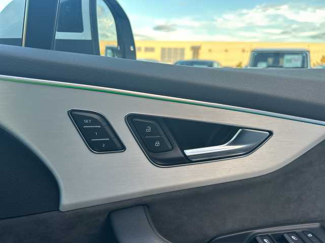 アウディ アウディ Ｑ７ 55TFSIクワトロ Sライン 滋賀県 2023(令5)年 2.4万km グレイシアホワイトメタリック ・4WD/・7シーターパッケージ/・プレミアムパッケージ/・Audiプレセンス/・バーチャルコックピット/・純正ナビ/フルセグTV/BT/・360°カメラ/・AppleCarplay/・イージークローザー/・4ゾーンオートエアコン/・エアサスペンション/・前後純正ドライブレコーダー/・パワーバックドア/・ACC/・レザーシート/・前席パワーシート/・前席シートヒーター/・電動格納サードシート/・ヘッドアップディスプレイ/・スマートキー