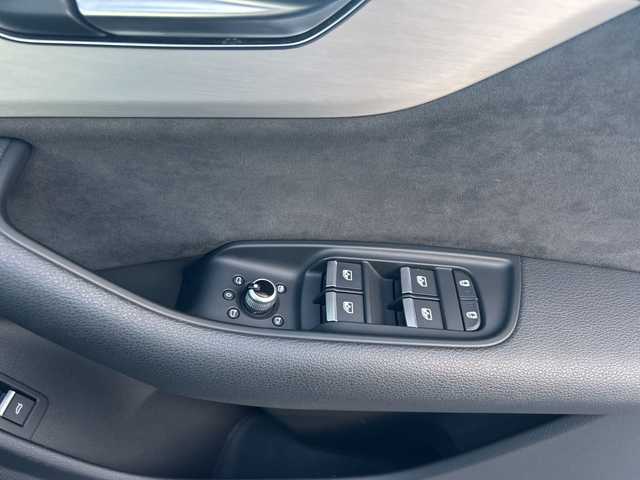 アウディ アウディ Ｑ７ 55TFSIクワトロ Sライン 滋賀県 2023(令5)年 2.4万km グレイシアホワイトメタリック ・4WD/・7シーターパッケージ/・プレミアムパッケージ/・Audiプレセンス/・バーチャルコックピット/・純正ナビ/フルセグTV/BT/・360°カメラ/・AppleCarplay/・イージークローザー/・4ゾーンオートエアコン/・エアサスペンション/・前後純正ドライブレコーダー/・パワーバックドア/・ACC/・レザーシート/・前席パワーシート/・前席シートヒーター/・電動格納サードシート/・ヘッドアップディスプレイ/・スマートキー