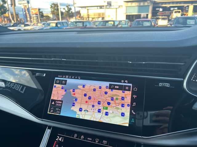 アウディ アウディ Ｑ７ 55TFSIクワトロ Sライン 滋賀県 2023(令5)年 2.4万km グレイシアホワイトメタリック ・4WD/・7シーターパッケージ/・プレミアムパッケージ/・Audiプレセンス/・バーチャルコックピット/・純正ナビ/フルセグTV/BT/・360°カメラ/・AppleCarplay/・イージークローザー/・4ゾーンオートエアコン/・エアサスペンション/・前後純正ドライブレコーダー/・パワーバックドア/・ACC/・レザーシート/・前席パワーシート/・前席シートヒーター/・電動格納サードシート/・ヘッドアップディスプレイ/・スマートキー