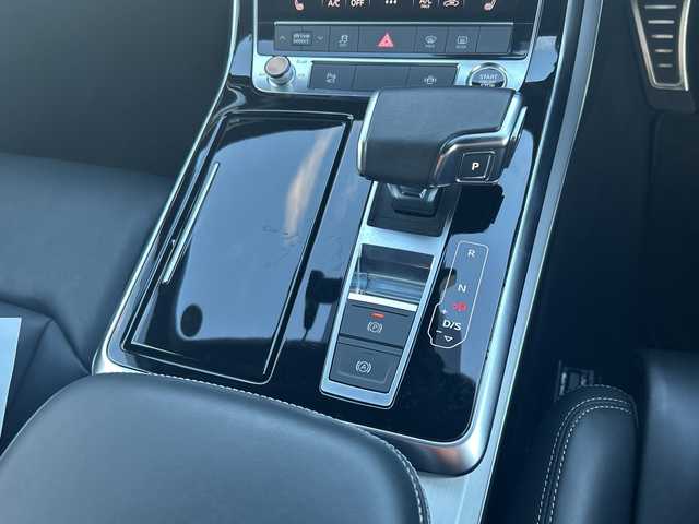 アウディ アウディ Ｑ７ 55TFSIクワトロ Sライン 滋賀県 2023(令5)年 2.4万km グレイシアホワイトメタリック ・4WD/・7シーターパッケージ/・プレミアムパッケージ/・Audiプレセンス/・バーチャルコックピット/・純正ナビ/フルセグTV/BT/・360°カメラ/・AppleCarplay/・イージークローザー/・4ゾーンオートエアコン/・エアサスペンション/・前後純正ドライブレコーダー/・パワーバックドア/・ACC/・レザーシート/・前席パワーシート/・前席シートヒーター/・電動格納サードシート/・ヘッドアップディスプレイ/・スマートキー