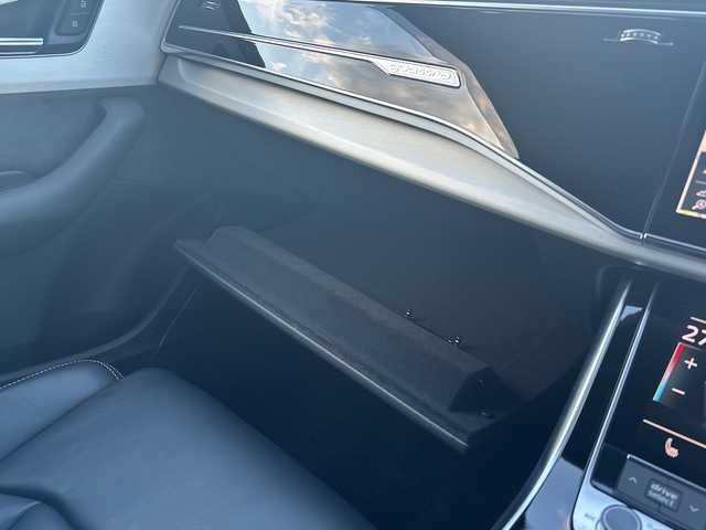 アウディ アウディ Ｑ７ 55TFSIクワトロ Sライン 滋賀県 2023(令5)年 2.4万km グレイシアホワイトメタリック ・4WD/・7シーターパッケージ/・プレミアムパッケージ/・Audiプレセンス/・バーチャルコックピット/・純正ナビ/フルセグTV/BT/・360°カメラ/・AppleCarplay/・イージークローザー/・4ゾーンオートエアコン/・エアサスペンション/・前後純正ドライブレコーダー/・パワーバックドア/・ACC/・レザーシート/・前席パワーシート/・前席シートヒーター/・電動格納サードシート/・ヘッドアップディスプレイ/・スマートキー