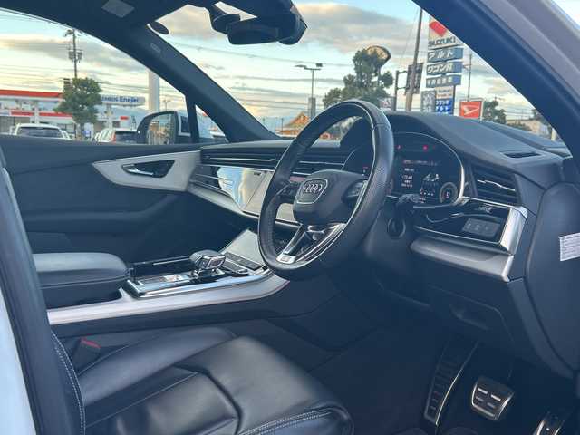 アウディ アウディ Ｑ７ 55TFSIクワトロ Sライン 滋賀県 2023(令5)年 2.4万km グレイシアホワイトメタリック ・4WD/・7シーターパッケージ/・プレミアムパッケージ/・Audiプレセンス/・バーチャルコックピット/・純正ナビ/フルセグTV/BT/・360°カメラ/・AppleCarplay/・イージークローザー/・4ゾーンオートエアコン/・エアサスペンション/・前後純正ドライブレコーダー/・パワーバックドア/・ACC/・レザーシート/・前席パワーシート/・前席シートヒーター/・電動格納サードシート/・ヘッドアップディスプレイ/・スマートキー
