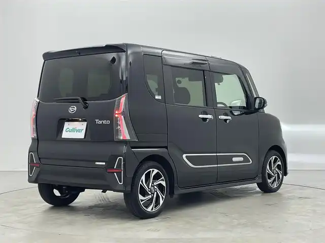 ダイハツ タント カスタム RS スタイルセレクション 埼玉県 2022(令4)年 1.6万km ブラックマイカメタリック ターボ車/社外ナビ/（フルセグ/CD/DVD/SD/Bluetooth/MSV）/両側パワースライド/パノラマモニター/純正ビルトインETC/レーダークルーズ/レーンキープアシスト/衝突軽減ブレーキ/クリアランスソナー/ハーフレザーシート/前席シートヒーター/LEDヘッドライト/オートライト/LEDフォグライト/ブレーキホールド/アイドリングストップ/スマートキー/プッシュエンジンスタート/ステアリングスイッチ/本革巻きステアリング/純正フロアマット/サイドバイザー/ウインカードアミラー/電動格納ドアミラー