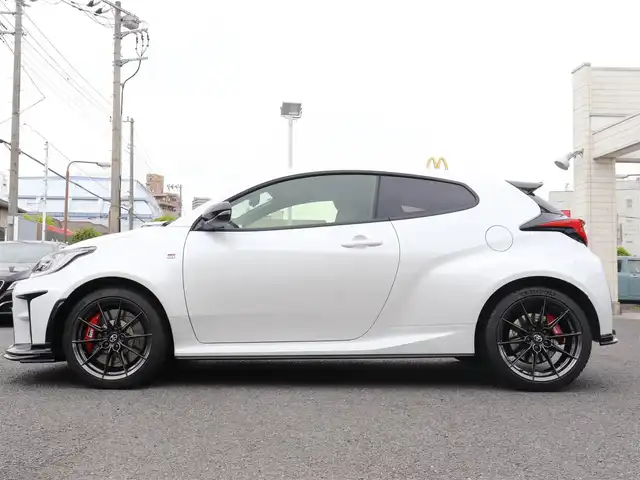トヨタ ＧＲヤリス RZ ハイパフォーマンス 神奈川県 2024(令6)年 0.3万km プラチナホワイトパールマイカ 6MT &4WD/ワンオーナー /GRスポーツマフラー/社外デジタルインナーミラー型ドラレコ ZDR038/フルLEDヘッドランプ/MORIZOサイン(フロントガラス左側)/ステアリングヒーター/シートヒーター(運転席&助手席)/8インチディスプレイオーディオ(ナビあり)/JBLサウンドシステム/ETC2.0/純正フロアマット/純正18インチAW/プッシュスタート&スマートキー/スペアスマートキー1個/保証書/取扱説明書&ナビ取扱説明書