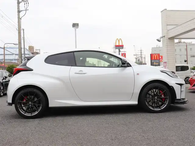 トヨタ ＧＲヤリス RZ ハイパフォーマンス 神奈川県 2024(令6)年 0.3万km プラチナホワイトパールマイカ 6MT &4WD/ワンオーナー /GRスポーツマフラー/社外デジタルインナーミラー型ドラレコ ZDR038/フルLEDヘッドランプ/MORIZOサイン(フロントガラス左側)/ステアリングヒーター/シートヒーター(運転席&助手席)/8インチディスプレイオーディオ(ナビあり)/JBLサウンドシステム/ETC2.0/純正フロアマット/純正18インチAW/プッシュスタート&スマートキー/スペアスマートキー1個/保証書/取扱説明書&ナビ取扱説明書