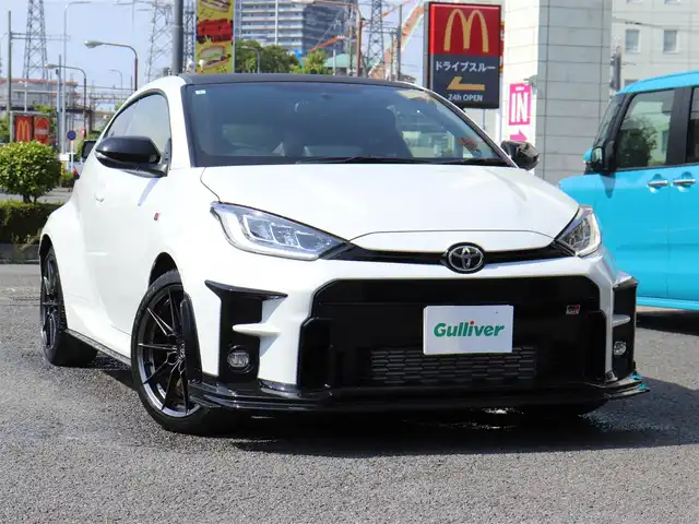 トヨタ ＧＲヤリス RZ ハイパフォーマンス 神奈川県 2024(令6)年 0.3万km プラチナホワイトパールマイカ 6MT &4WD/ワンオーナー /TRD４本出しスポーツマフラー/TRD フロントリップスポイラー/：TRD サイドステップ/：TRDリアスポイラー/社外デジタルインナーミラー型ドラレコ ZDR038/フルLEDヘッドランプ/ステアリングヒーター/シートヒーター(運転席&助手席)/8インチディスプレイオーディオ(ナビあり)/JBLサウンドシステム/ETC2.0/純正フロアマット/純正18インチAW/プッシュスタート&スマートキー/スペアスマートキー1個/保証書/取扱説明書&ナビ取扱説明書