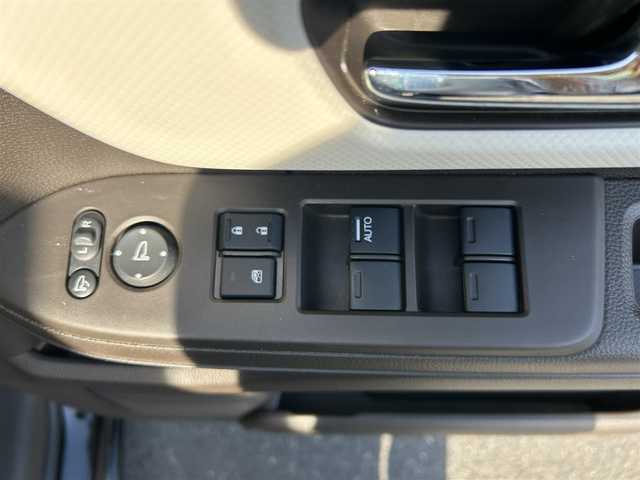 ホンダ Ｎ ＢＯＸ L ターボ 島根県 2023(令5)年 1万km クリスタルブラックパール 純正ナビ /Bluetoothオーディオ /バックカメラ /ビルトインETC /両側パワースライドドア /衝突軽減ブレーキ /レーンアシスト/シートヒーター /アダプティブクルーズコントロール /電子パーキングブレーキ/パドルシフト/リアサンシェード/純正LEDヘッドライト/純正フロアマット/ISOFIX