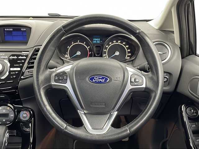 ヨーロッパフォード フィエスタ エコブースト 新潟県 2015(平27)年 9.6万km 黒 純正カーオーディオ/・CD/AUX/USB/クルーズコントロ―ル/社外フロアマット/純正キセノンヘッドライト/オートライト/純正16インチAW冬タイヤ積載/ABS/横滑り防止機能/リアコーナーセンサー/盗難防止装置/スペアキー