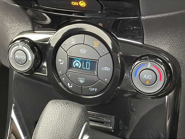 ヨーロッパフォード フィエスタ エコブースト 新潟県 2015(平27)年 9.6万km 黒 純正カーオーディオ/・CD/AUX/USB/クルーズコントロ―ル/社外フロアマット/純正キセノンヘッドライト/オートライト/純正16インチAW冬タイヤ積載/ABS/横滑り防止機能/リアコーナーセンサー/盗難防止装置/スペアキー