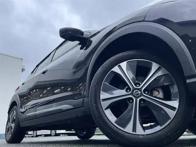 日産 キックス X 熊本県 2020(令2)年 6.4万km ピュアブラック ワンオーナー/純正ナビ（MM319D-L）/【フルセグTV/Bluetooth/CD/DVD/USB】/アラウンドビューモニター/デジタルインナーミラー/プロパイロットパーキングサポート/追従クルーズコントロール/衝突軽減システム/エマージェンシーブレーキ/コーナーセンサー/車線逸脱警報システム/ブレーキホールド/シートヒーター/ハンドルヒーター/ウィンカーミラー/オートライトLED/オートマチックハイビーム/フォグランプ/ステアリングスイッチ/ハーフレザーシート黒/革巻きステアリング/ドライブレコーダー/ETC/スマートキー/プッシュスタート/純正フロアマット/横滑り防止装置/盗難防止装置/保証書/取扱説明書