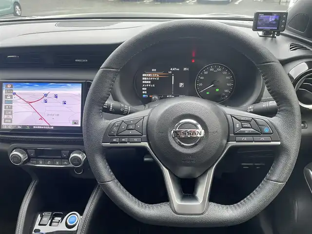 日産 キックス X 熊本県 2020(令2)年 6.4万km ピュアブラック ワンオーナー/純正ナビ（MM319D-L）/【フルセグTV/Bluetooth/CD/DVD/USB】/アラウンドビューモニター/デジタルインナーミラー/プロパイロットパーキングサポート/追従クルーズコントロール/衝突軽減システム/エマージェンシーブレーキ/コーナーセンサー/車線逸脱警報システム/ブレーキホールド/シートヒーター/ハンドルヒーター/ウィンカーミラー/オートライトLED/オートマチックハイビーム/フォグランプ/ステアリングスイッチ/ハーフレザーシート黒/革巻きステアリング/ドライブレコーダー/ETC/スマートキー/プッシュスタート/純正フロアマット/横滑り防止装置/盗難防止装置/保証書/取扱説明書