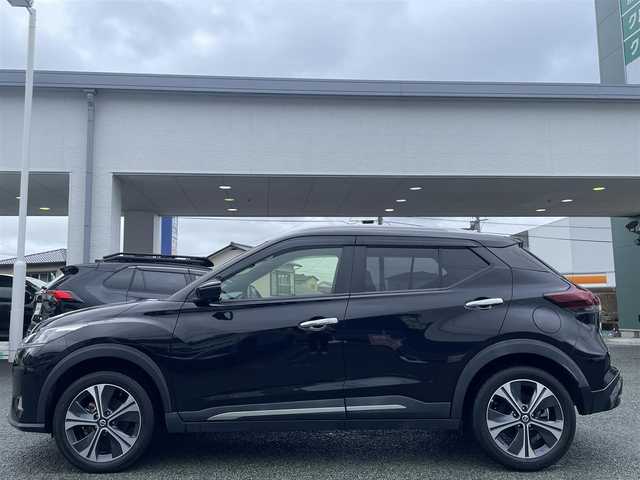 日産 キックス X 熊本県 2020(令2)年 6.4万km ピュアブラック ワンオーナー/純正ナビ（MM319D-L）/【フルセグTV/Bluetooth/CD/DVD/USB】/アラウンドビューモニター/デジタルインナーミラー/プロパイロットパーキングサポート/追従クルーズコントロール/衝突軽減システム/エマージェンシーブレーキ/コーナーセンサー/車線逸脱警報システム/ブレーキホールド/シートヒーター/ハンドルヒーター/ウィンカーミラー/オートライトLED/オートマチックハイビーム/フォグランプ/ステアリングスイッチ/ハーフレザーシート黒/革巻きステアリング/ドライブレコーダー/ETC/スマートキー/プッシュスタート/純正フロアマット/横滑り防止装置/盗難防止装置/保証書/取扱説明書