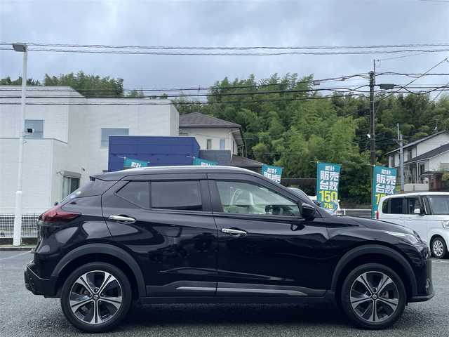 日産 キックス X 熊本県 2020(令2)年 6.4万km ピュアブラック ワンオーナー/純正ナビ（MM319D-L）/【フルセグTV/Bluetooth/CD/DVD/USB】/アラウンドビューモニター/デジタルインナーミラー/プロパイロットパーキングサポート/追従クルーズコントロール/衝突軽減システム/エマージェンシーブレーキ/コーナーセンサー/車線逸脱警報システム/ブレーキホールド/シートヒーター/ハンドルヒーター/ウィンカーミラー/オートライトLED/オートマチックハイビーム/フォグランプ/ステアリングスイッチ/ハーフレザーシート黒/革巻きステアリング/ドライブレコーダー/ETC/スマートキー/プッシュスタート/純正フロアマット/横滑り防止装置/盗難防止装置/保証書/取扱説明書