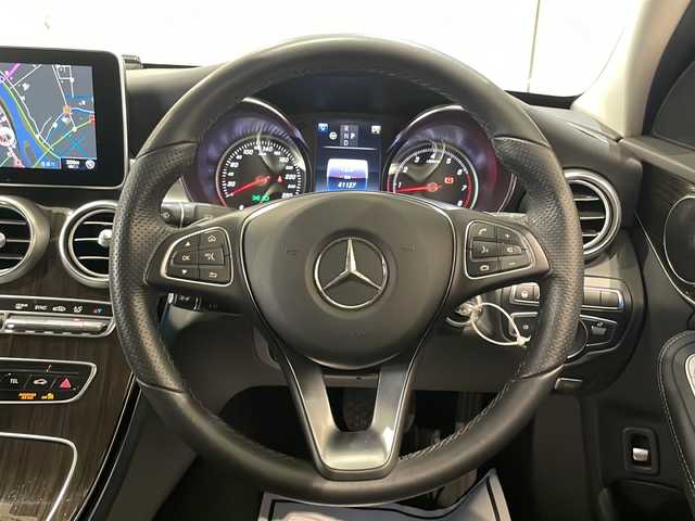 メルセデス・ベンツ Ｃ２００ 4マチックアバンギャルド 新潟県 2017(平29)年 4.2万km イリジウムシルバー オプション/レザーエクスクルーシブパッケージ/-本革シート/-エアバランスパッケージ/-メモリ付きパワーシート(助手席)/-電動ランバーサポート(助手席)/-フットトランクオープナー/-自動開閉トランクリッド/-ヘッドアップディスプレイ/-パークトロニック/-アクティブパーキングアシスト/-シートヒーター(前席)/-17インチアルミホイール/-プライバシーガラス/レーダーセーフティパッケージ/-BASプラス/-リアCPA/-PRE SAFE ブレーキ/-アクティブレーンキーピングアシスト/-アクティブブラインドスポットアシスト/-ディストロニックプラス/-チャイルドセーフティシートセンサー/主要装備/純正HDDナビ/(CD/DVD/Bluetooth/USB/フルセグTV)/バックカメラ/ETC/パドルシフト/キーレスゴー/電動パーキングブレーキ/LEDヘッドライト