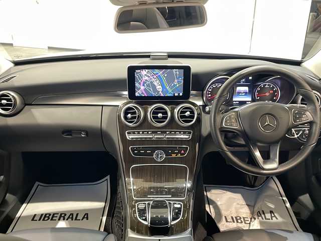 メルセデス・ベンツ Ｃ２００ 4マチックアバンギャルド 新潟県 2017(平29)年 4.2万km イリジウムシルバー オプション/レザーエクスクルーシブパッケージ/-本革シート/-エアバランスパッケージ/-メモリ付きパワーシート(助手席)/-電動ランバーサポート(助手席)/-フットトランクオープナー/-自動開閉トランクリッド/-ヘッドアップディスプレイ/-パークトロニック/-アクティブパーキングアシスト/-シートヒーター(前席)/-17インチアルミホイール/-プライバシーガラス/レーダーセーフティパッケージ/-BASプラス/-リアCPA/-PRE SAFE ブレーキ/-アクティブレーンキーピングアシスト/-アクティブブラインドスポットアシスト/-ディストロニックプラス/-チャイルドセーフティシートセンサー/主要装備/純正HDDナビ/(CD/DVD/Bluetooth/USB/フルセグTV)/バックカメラ/ETC/パドルシフト/キーレスゴー/電動パーキングブレーキ/LEDヘッドライト