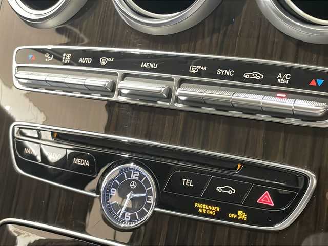メルセデス・ベンツ Ｃ２００ 4マチックアバンギャルド 新潟県 2017(平29)年 4.2万km イリジウムシルバー オプション/レザーエクスクルーシブパッケージ/-本革シート/-エアバランスパッケージ/-メモリ付きパワーシート(助手席)/-電動ランバーサポート(助手席)/-フットトランクオープナー/-自動開閉トランクリッド/-ヘッドアップディスプレイ/-パークトロニック/-アクティブパーキングアシスト/-シートヒーター(前席)/-17インチアルミホイール/-プライバシーガラス/レーダーセーフティパッケージ/-BASプラス/-リアCPA/-PRE SAFE ブレーキ/-アクティブレーンキーピングアシスト/-アクティブブラインドスポットアシスト/-ディストロニックプラス/-チャイルドセーフティシートセンサー/主要装備/純正HDDナビ/(CD/DVD/Bluetooth/USB/フルセグTV)/バックカメラ/ETC/パドルシフト/キーレスゴー/電動パーキングブレーキ/LEDヘッドライト