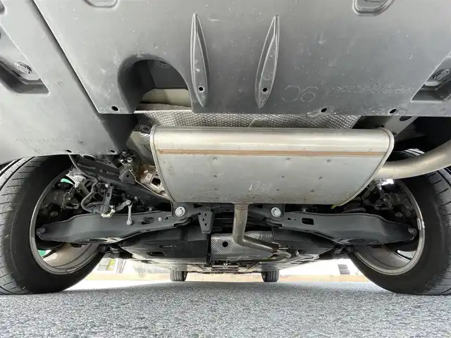 トヨタ プリウス Sセーフティプラス ツートーン 滋賀県 2018(平30)年 2.2万km ピンクⅡ 純正9インチナビ【NSZT-Y687】/（FM/AM/CD/DVD/フルセグ/Bluetooth/SD）/バックカメラ/ビルトインETC2.0/ドライブレコーダー/テレビキャンセラー/トヨタセーフティセンス/・ブレーキアシスト/・プリクラッシュブレーキアシスト/・ヒルスタート（坂道発進）アシスト/・前方衝突防止支援システム/・後側方衝突防止支援システム	/・TCS（トラクションコントロールシステム）/・VDC（ビークルダイナミクスコントロール）/・レーンキープアシスト/・車間自動制御システム/・ASCD（オートスピードコントロール装置）/・ABS（アンチロックブレーキシステム）/・インテリジェントパーキングアシスト/・コーナー・バックセンサー（ソナー）/追従型クルーズコントロール/電動格納ミラー/革巻きステアリング/ステアリングスイッチ/オートライト/オートハイビーム/LEDヘッドライト/フロントフォグ/フルオートエアコン/プッシュスタート/スマートキー/純正フロアマット/純正ドアバイザー