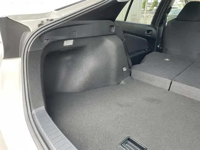 トヨタ プリウス Sセーフティプラス ツートーン 滋賀県 2018(平30)年 2.2万km ピンクⅡ 純正9インチナビ【NSZT-Y687】/（FM/AM/CD/DVD/フルセグ/Bluetooth/SD）/バックカメラ/ビルトインETC2.0/ドライブレコーダー/テレビキャンセラー/トヨタセーフティセンス/・ブレーキアシスト/・プリクラッシュブレーキアシスト/・ヒルスタート（坂道発進）アシスト/・前方衝突防止支援システム/・後側方衝突防止支援システム	/・TCS（トラクションコントロールシステム）/・VDC（ビークルダイナミクスコントロール）/・レーンキープアシスト/・車間自動制御システム/・ASCD（オートスピードコントロール装置）/・ABS（アンチロックブレーキシステム）/・インテリジェントパーキングアシスト/・コーナー・バックセンサー（ソナー）/追従型クルーズコントロール/電動格納ミラー/革巻きステアリング/ステアリングスイッチ/オートライト/オートハイビーム/LEDヘッドライト/フロントフォグ/フルオートエアコン/プッシュスタート/スマートキー/純正フロアマット/純正ドアバイザー