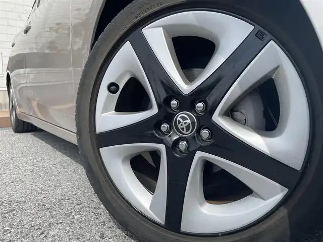 トヨタ プリウス Sセーフティプラス ツートーン 滋賀県 2018(平30)年 2.2万km ピンクⅡ 純正9インチナビ【NSZT-Y687】/（FM/AM/CD/DVD/フルセグ/Bluetooth/SD）/バックカメラ/ビルトインETC2.0/ドライブレコーダー/テレビキャンセラー/トヨタセーフティセンス/・ブレーキアシスト/・プリクラッシュブレーキアシスト/・ヒルスタート（坂道発進）アシスト/・前方衝突防止支援システム/・後側方衝突防止支援システム	/・TCS（トラクションコントロールシステム）/・VDC（ビークルダイナミクスコントロール）/・レーンキープアシスト/・車間自動制御システム/・ASCD（オートスピードコントロール装置）/・ABS（アンチロックブレーキシステム）/・インテリジェントパーキングアシスト/・コーナー・バックセンサー（ソナー）/追従型クルーズコントロール/電動格納ミラー/革巻きステアリング/ステアリングスイッチ/オートライト/オートハイビーム/LEDヘッドライト/フロントフォグ/フルオートエアコン/プッシュスタート/スマートキー/純正フロアマット/純正ドアバイザー
