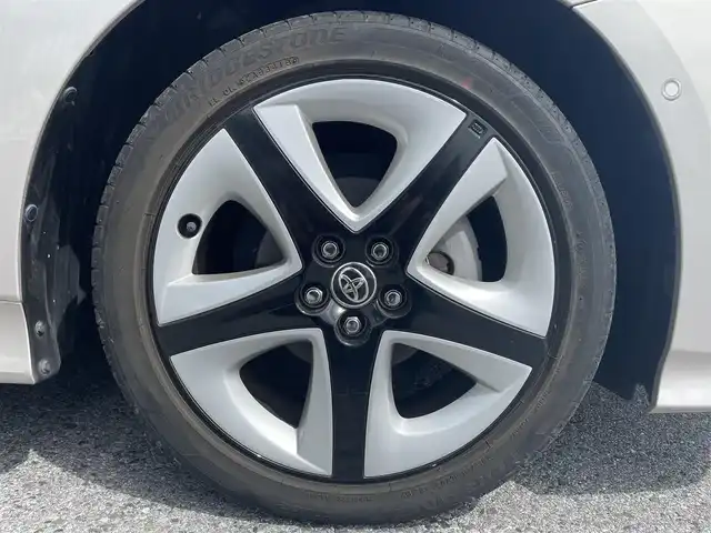 トヨタ プリウス Sセーフティプラス ツートーン 滋賀県 2018(平30)年 2.2万km ピンクⅡ 純正9インチナビ【NSZT-Y687】/（FM/AM/CD/DVD/フルセグ/Bluetooth/SD）/バックカメラ/ビルトインETC2.0/ドライブレコーダー/テレビキャンセラー/トヨタセーフティセンス/・ブレーキアシスト/・プリクラッシュブレーキアシスト/・ヒルスタート（坂道発進）アシスト/・前方衝突防止支援システム/・後側方衝突防止支援システム	/・TCS（トラクションコントロールシステム）/・VDC（ビークルダイナミクスコントロール）/・レーンキープアシスト/・車間自動制御システム/・ASCD（オートスピードコントロール装置）/・ABS（アンチロックブレーキシステム）/・インテリジェントパーキングアシスト/・コーナー・バックセンサー（ソナー）/追従型クルーズコントロール/電動格納ミラー/革巻きステアリング/ステアリングスイッチ/オートライト/オートハイビーム/LEDヘッドライト/フロントフォグ/フルオートエアコン/プッシュスタート/スマートキー/純正フロアマット/純正ドアバイザー