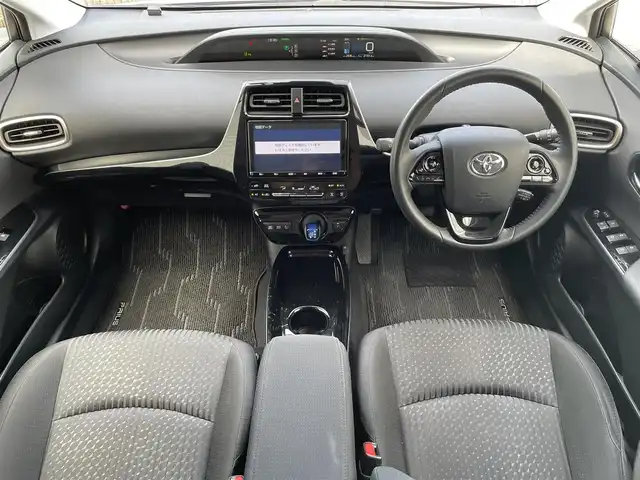 トヨタ プリウス Sセーフティプラス ツートーン 滋賀県 2018(平30)年 2.2万km ピンクⅡ 純正9インチナビ【NSZT-Y687】/（FM/AM/CD/DVD/フルセグ/Bluetooth/SD）/バックカメラ/ビルトインETC2.0/ドライブレコーダー/テレビキャンセラー/トヨタセーフティセンス/・ブレーキアシスト/・プリクラッシュブレーキアシスト/・ヒルスタート（坂道発進）アシスト/・前方衝突防止支援システム/・後側方衝突防止支援システム	/・TCS（トラクションコントロールシステム）/・VDC（ビークルダイナミクスコントロール）/・レーンキープアシスト/・車間自動制御システム/・ASCD（オートスピードコントロール装置）/・ABS（アンチロックブレーキシステム）/・インテリジェントパーキングアシスト/・コーナー・バックセンサー（ソナー）/追従型クルーズコントロール/電動格納ミラー/革巻きステアリング/ステアリングスイッチ/オートライト/オートハイビーム/LEDヘッドライト/フロントフォグ/フルオートエアコン/プッシュスタート/スマートキー/純正フロアマット/純正ドアバイザー