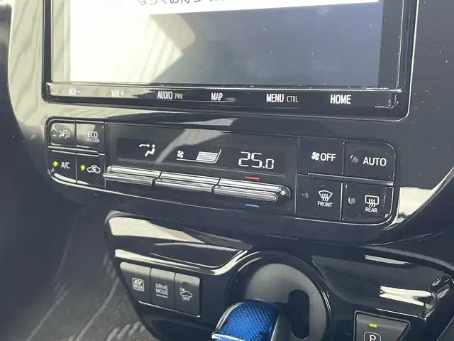 トヨタ プリウス Sセーフティプラス ツートーン 滋賀県 2018(平30)年 2.2万km ピンクⅡ 純正9インチナビ【NSZT-Y687】/（FM/AM/CD/DVD/フルセグ/Bluetooth/SD）/バックカメラ/ビルトインETC2.0/ドライブレコーダー/テレビキャンセラー/トヨタセーフティセンス/・ブレーキアシスト/・プリクラッシュブレーキアシスト/・ヒルスタート（坂道発進）アシスト/・前方衝突防止支援システム/・後側方衝突防止支援システム	/・TCS（トラクションコントロールシステム）/・VDC（ビークルダイナミクスコントロール）/・レーンキープアシスト/・車間自動制御システム/・ASCD（オートスピードコントロール装置）/・ABS（アンチロックブレーキシステム）/・インテリジェントパーキングアシスト/・コーナー・バックセンサー（ソナー）/追従型クルーズコントロール/電動格納ミラー/革巻きステアリング/ステアリングスイッチ/オートライト/オートハイビーム/LEDヘッドライト/フロントフォグ/フルオートエアコン/プッシュスタート/スマートキー/純正フロアマット/純正ドアバイザー