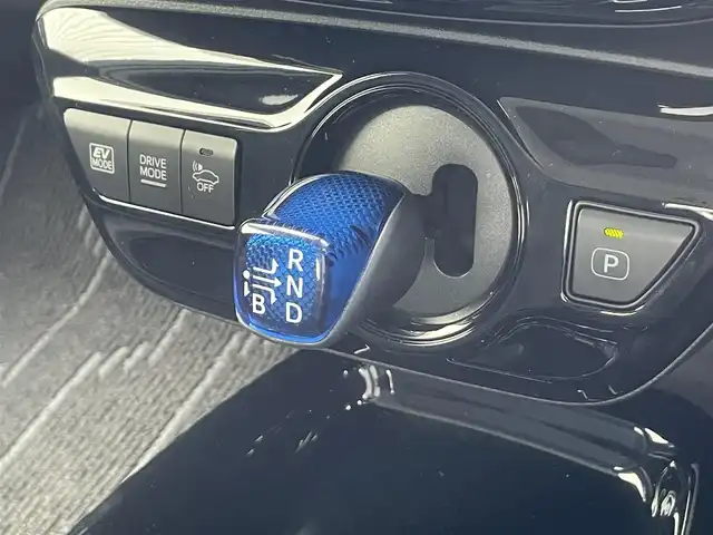 トヨタ プリウス Sセーフティプラス ツートーン 滋賀県 2018(平30)年 2.2万km ピンクⅡ 純正9インチナビ【NSZT-Y687】/（FM/AM/CD/DVD/フルセグ/Bluetooth/SD）/バックカメラ/ビルトインETC2.0/ドライブレコーダー/テレビキャンセラー/トヨタセーフティセンス/・ブレーキアシスト/・プリクラッシュブレーキアシスト/・ヒルスタート（坂道発進）アシスト/・前方衝突防止支援システム/・後側方衝突防止支援システム	/・TCS（トラクションコントロールシステム）/・VDC（ビークルダイナミクスコントロール）/・レーンキープアシスト/・車間自動制御システム/・ASCD（オートスピードコントロール装置）/・ABS（アンチロックブレーキシステム）/・インテリジェントパーキングアシスト/・コーナー・バックセンサー（ソナー）/追従型クルーズコントロール/電動格納ミラー/革巻きステアリング/ステアリングスイッチ/オートライト/オートハイビーム/LEDヘッドライト/フロントフォグ/フルオートエアコン/プッシュスタート/スマートキー/純正フロアマット/純正ドアバイザー