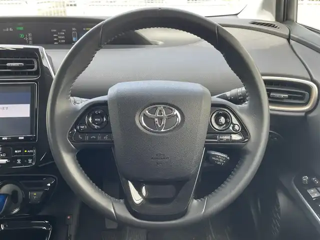 トヨタ プリウス Sセーフティプラス ツートーン 滋賀県 2018(平30)年 2.2万km ピンクⅡ 純正9インチナビ【NSZT-Y687】/（FM/AM/CD/DVD/フルセグ/Bluetooth/SD）/バックカメラ/ビルトインETC2.0/ドライブレコーダー/テレビキャンセラー/トヨタセーフティセンス/・ブレーキアシスト/・プリクラッシュブレーキアシスト/・ヒルスタート（坂道発進）アシスト/・前方衝突防止支援システム/・後側方衝突防止支援システム	/・TCS（トラクションコントロールシステム）/・VDC（ビークルダイナミクスコントロール）/・レーンキープアシスト/・車間自動制御システム/・ASCD（オートスピードコントロール装置）/・ABS（アンチロックブレーキシステム）/・インテリジェントパーキングアシスト/・コーナー・バックセンサー（ソナー）/追従型クルーズコントロール/電動格納ミラー/革巻きステアリング/ステアリングスイッチ/オートライト/オートハイビーム/LEDヘッドライト/フロントフォグ/フルオートエアコン/プッシュスタート/スマートキー/純正フロアマット/純正ドアバイザー