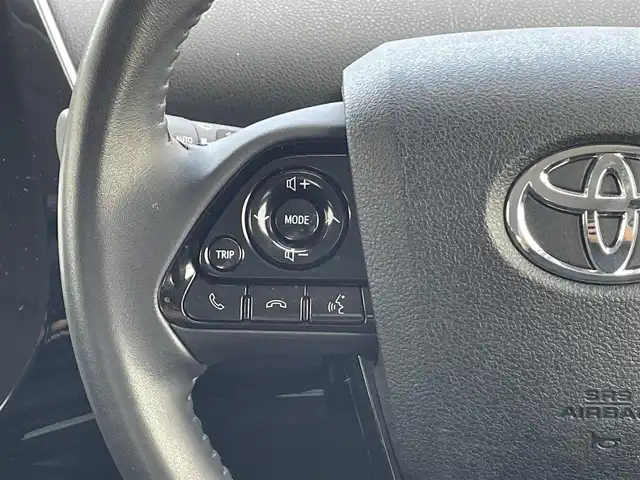 トヨタ プリウス Sセーフティプラス ツートーン 滋賀県 2018(平30)年 2.2万km ピンクⅡ 純正9インチナビ【NSZT-Y687】/（FM/AM/CD/DVD/フルセグ/Bluetooth/SD）/バックカメラ/ビルトインETC2.0/ドライブレコーダー/テレビキャンセラー/トヨタセーフティセンス/・ブレーキアシスト/・プリクラッシュブレーキアシスト/・ヒルスタート（坂道発進）アシスト/・前方衝突防止支援システム/・後側方衝突防止支援システム	/・TCS（トラクションコントロールシステム）/・VDC（ビークルダイナミクスコントロール）/・レーンキープアシスト/・車間自動制御システム/・ASCD（オートスピードコントロール装置）/・ABS（アンチロックブレーキシステム）/・インテリジェントパーキングアシスト/・コーナー・バックセンサー（ソナー）/追従型クルーズコントロール/電動格納ミラー/革巻きステアリング/ステアリングスイッチ/オートライト/オートハイビーム/LEDヘッドライト/フロントフォグ/フルオートエアコン/プッシュスタート/スマートキー/純正フロアマット/純正ドアバイザー