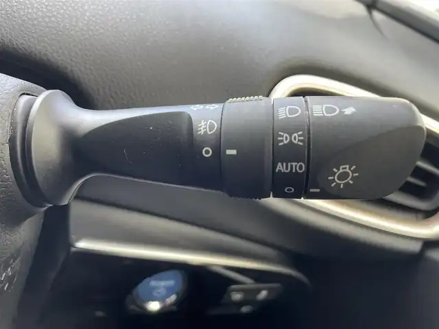 トヨタ プリウス Sセーフティプラス ツートーン 滋賀県 2018(平30)年 2.2万km ピンクⅡ 純正9インチナビ【NSZT-Y687】/（FM/AM/CD/DVD/フルセグ/Bluetooth/SD）/バックカメラ/ビルトインETC2.0/ドライブレコーダー/テレビキャンセラー/トヨタセーフティセンス/・ブレーキアシスト/・プリクラッシュブレーキアシスト/・ヒルスタート（坂道発進）アシスト/・前方衝突防止支援システム/・後側方衝突防止支援システム	/・TCS（トラクションコントロールシステム）/・VDC（ビークルダイナミクスコントロール）/・レーンキープアシスト/・車間自動制御システム/・ASCD（オートスピードコントロール装置）/・ABS（アンチロックブレーキシステム）/・インテリジェントパーキングアシスト/・コーナー・バックセンサー（ソナー）/追従型クルーズコントロール/電動格納ミラー/革巻きステアリング/ステアリングスイッチ/オートライト/オートハイビーム/LEDヘッドライト/フロントフォグ/フルオートエアコン/プッシュスタート/スマートキー/純正フロアマット/純正ドアバイザー