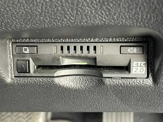 トヨタ プリウス Sセーフティプラス ツートーン 滋賀県 2018(平30)年 2.2万km ピンクⅡ 純正9インチナビ【NSZT-Y687】/（FM/AM/CD/DVD/フルセグ/Bluetooth/SD）/バックカメラ/ビルトインETC2.0/ドライブレコーダー/テレビキャンセラー/トヨタセーフティセンス/・ブレーキアシスト/・プリクラッシュブレーキアシスト/・ヒルスタート（坂道発進）アシスト/・前方衝突防止支援システム/・後側方衝突防止支援システム	/・TCS（トラクションコントロールシステム）/・VDC（ビークルダイナミクスコントロール）/・レーンキープアシスト/・車間自動制御システム/・ASCD（オートスピードコントロール装置）/・ABS（アンチロックブレーキシステム）/・インテリジェントパーキングアシスト/・コーナー・バックセンサー（ソナー）/追従型クルーズコントロール/電動格納ミラー/革巻きステアリング/ステアリングスイッチ/オートライト/オートハイビーム/LEDヘッドライト/フロントフォグ/フルオートエアコン/プッシュスタート/スマートキー/純正フロアマット/純正ドアバイザー