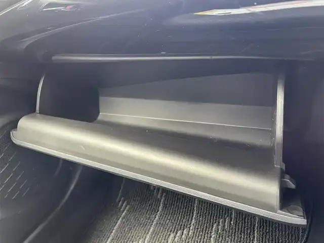 トヨタ プリウス Sセーフティプラス ツートーン 滋賀県 2018(平30)年 2.2万km ピンクⅡ 純正9インチナビ【NSZT-Y687】/（FM/AM/CD/DVD/フルセグ/Bluetooth/SD）/バックカメラ/ビルトインETC2.0/ドライブレコーダー/テレビキャンセラー/トヨタセーフティセンス/・ブレーキアシスト/・プリクラッシュブレーキアシスト/・ヒルスタート（坂道発進）アシスト/・前方衝突防止支援システム/・後側方衝突防止支援システム	/・TCS（トラクションコントロールシステム）/・VDC（ビークルダイナミクスコントロール）/・レーンキープアシスト/・車間自動制御システム/・ASCD（オートスピードコントロール装置）/・ABS（アンチロックブレーキシステム）/・インテリジェントパーキングアシスト/・コーナー・バックセンサー（ソナー）/追従型クルーズコントロール/電動格納ミラー/革巻きステアリング/ステアリングスイッチ/オートライト/オートハイビーム/LEDヘッドライト/フロントフォグ/フルオートエアコン/プッシュスタート/スマートキー/純正フロアマット/純正ドアバイザー