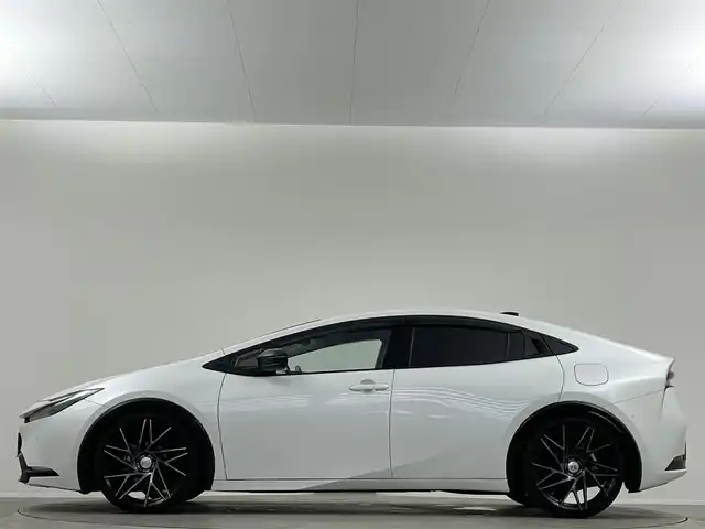 トヨタ プリウス Z 埼玉県 2023(令5)年 4.3万km プラチナホワイトパールマイカ サンルーフ　純正12.3型ナビ 全方位カメラ シートヒーター BSM LEDヘッドライト　ETC２．０　追従走行　パーキングアシスト　Bluetooth　スマートルームミラー　電動リアゲート