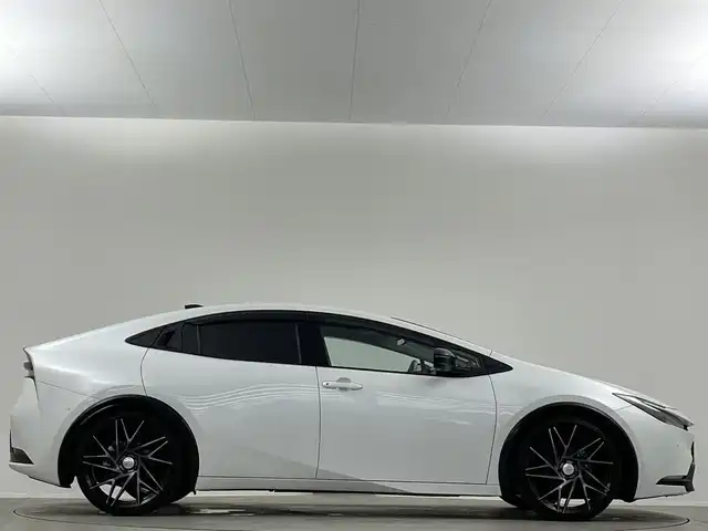 トヨタ プリウス Z 埼玉県 2023(令5)年 4.3万km プラチナホワイトパールマイカ サンルーフ　純正12.3型ナビ 全方位カメラ シートヒーター BSM LEDヘッドライト　ETC２．０　追従走行　パーキングアシスト　Bluetooth　スマートルームミラー　電動リアゲート