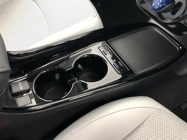 トヨタ プリウス A プレミアム　ツーリングセレ 愛知県 2021(令3)年 2.5万km ブルーM トヨタセーフティーセンス/純正SDナビ/・フルセグTV/・Bluetooth/バックカメラ/レーダークルーズコントロール/パドルシフト/革巻きステアリング/ステアリングリモコン/革シート/フォグランプ/LEDライト/ブラインドスポットモニター/自動防眩ミラー/クリアランスソナー/純正ドライブレコーダー/トノカバー/レザーシート/エアシート/シートヒーター　/純正AW/HUD
