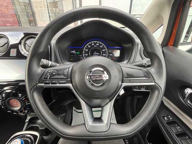 日産 ノート e－パワー X 宮城県 2018(平30)年 4.2万km プレミアムコロナオレンジ 登録時走行距離41647km/純正SDナビ/Bluetooth・フルセグTV・AM・FM・CD/アラウンドビューモニター/エマージェンシーブレーキ/レーンキープアシスト/横滑り防止装置/ヘッドライトイベライザー/コーナーセンサー（前後）/オートライト/社外ETC/社外ドライブレコーダー/クリアランスソナー/プッシュスタート/スマートキー/ステアリングリモコン/純正LEDヘッドライト/ウインカーミラー/電動格納ミラー/ドアバイザー/純正フロアマット