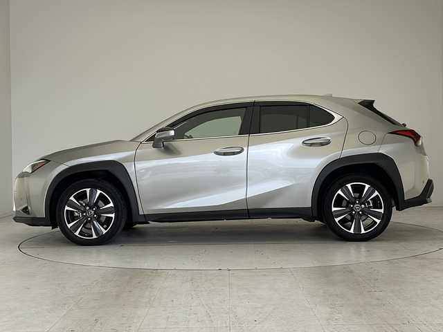 レクサス ＵＸ 250h バージョンL 愛知県 2023(令5)年 2万km ソニックチタニウム 衝突軽減システム/純正12.3型ディズプレイオーディオ/三眼LEDヘッドライト/全方位カメラ/本革シート/レーダークルーズコントロール/シートヒーター/エアシート/フルセグ/CD/Bluetooth/バックカメラ/電動リアゲート/パワーシート/ヘッドアップディスプレイ/コーナーセンサー/ETC/ブラインドスポットモニター/パドルシフト/ステアリングヒーター/オートマチックハイビーム/ドライブレコーダー/ステアリングスイッチ/スマートキー/プッシュスタート