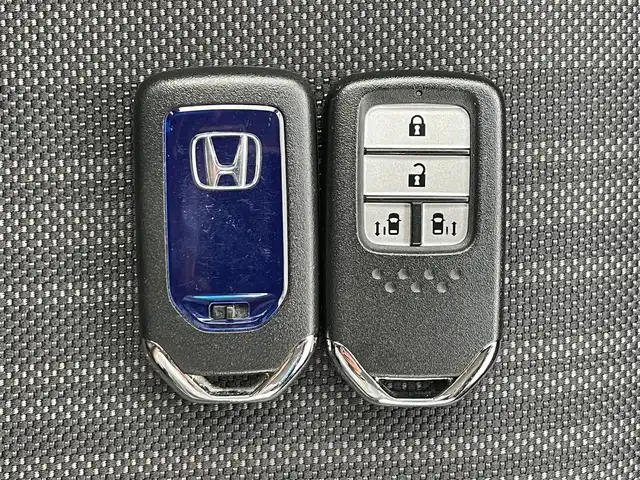 ホンダ フリード ハイブリット G ホンダセンシング 滋賀県 2018(平30)年 2.2万km ルナシルバーM ワンオーナー/ホンダセンシング/・先行車発進お知らせ/・標識認識機能/・レーンキープアシスト/・路外逸脱抑制機能/純正ナビ/・Bluetooth/・フルセグ/・CD/DVD/バックカメラ/純正フリップダウンモニター/ステアリングリモコン/前方ドライブレコーダー/ETC/両側パワースライドドア/アダプティブクルーズコントロール/LEDヘッドライト/シートリフター/電動格納ミラー/プッシュスタート/スマートキー