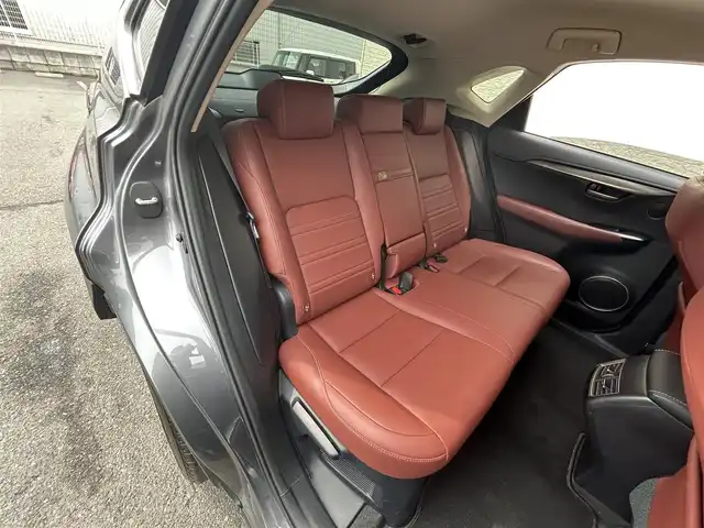 レクサス ＮＸ 200t Iパッケージ 大阪府 2016(平28)年 2.9万km マーキュリーグレーマイカ ワンオーナー/純正SDナビ/（Bluetooth/TV/CD/DVD/Blu-ray）/４WD/全方位カメラ/クルーズコントロール/ブラインドスポットモニター/前後コーナーセンサー/盗難防止装置/アイドリングストップ/全方位ドライブレコーダー/前席パワーシート/運転席メモリーシート/電動リアゲート/レザーシート（ワイン色）/前席シートヒーター/純正ETC（ビルトイン）/純正17インチAW/プッシュスタート/取扱説明書/保証書/スマートキー×3