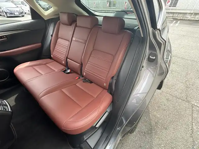 レクサス ＮＸ 200t Iパッケージ 大阪府 2016(平28)年 2.9万km マーキュリーグレーマイカ ワンオーナー/純正SDナビ/（Bluetooth/TV/CD/DVD/Blu-ray）/４WD/全方位カメラ/クルーズコントロール/ブラインドスポットモニター/前後コーナーセンサー/盗難防止装置/アイドリングストップ/全方位ドライブレコーダー/前席パワーシート/運転席メモリーシート/電動リアゲート/レザーシート（ワイン色）/前席シートヒーター/純正ETC（ビルトイン）/純正17インチAW/プッシュスタート/取扱説明書/保証書/スマートキー×3